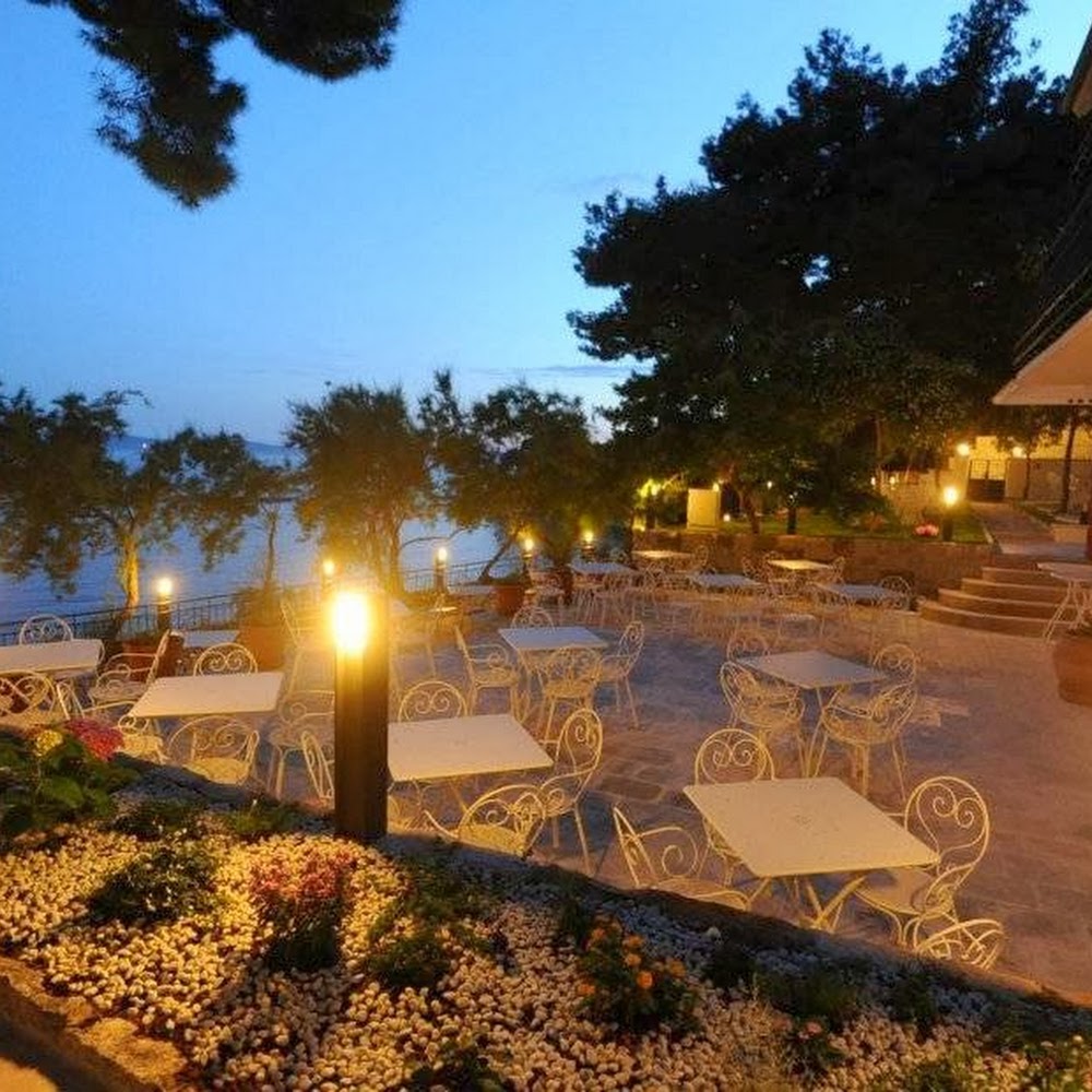 Dvor Bar in Firule — bar in Croatia
