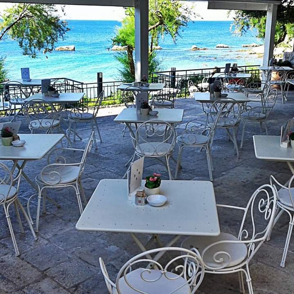 Dvor Restaurant in Bačvice — restaurant in Croatia