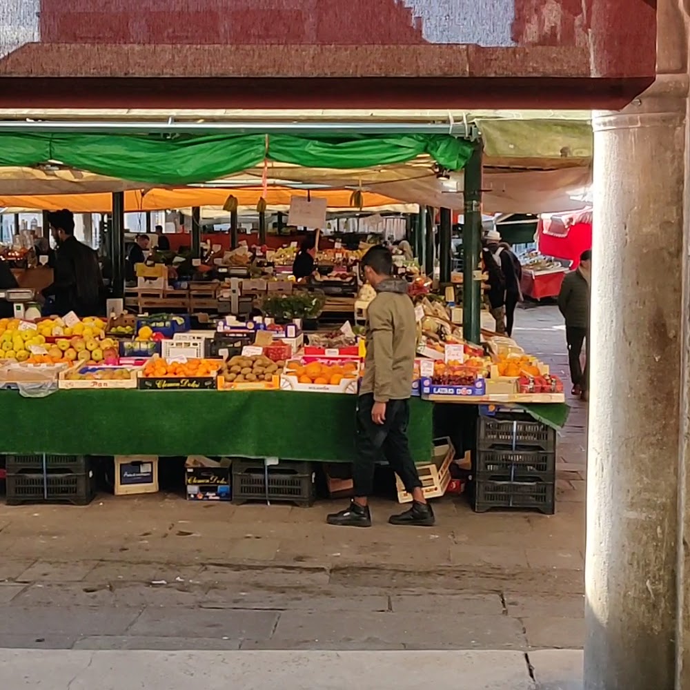 Ponte di Rialto Fish Market in San Polo — activity in Italy
