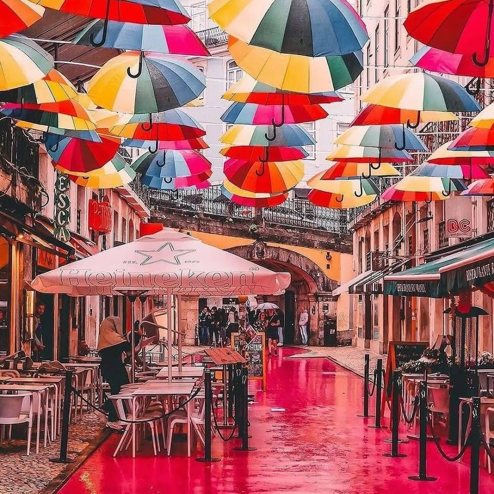 Pink Street in Cais do Sodré — activity in Lisbon