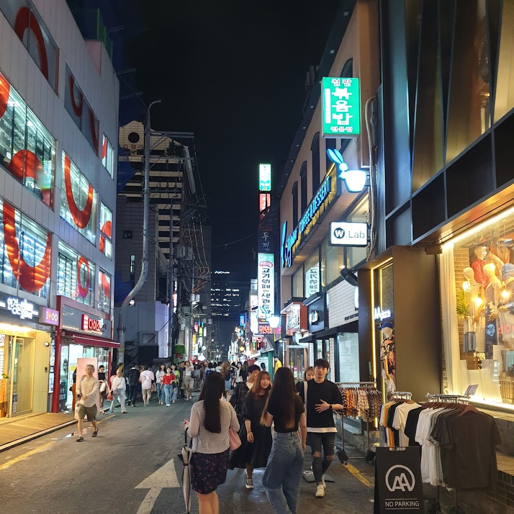 Hongdae Club Street in Mapo-gu — bar in Seoul