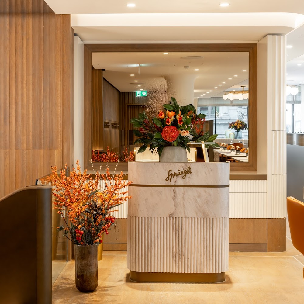 Cafe Sprüngli Paradeplatz in Altstadt — cafe in Switzerland