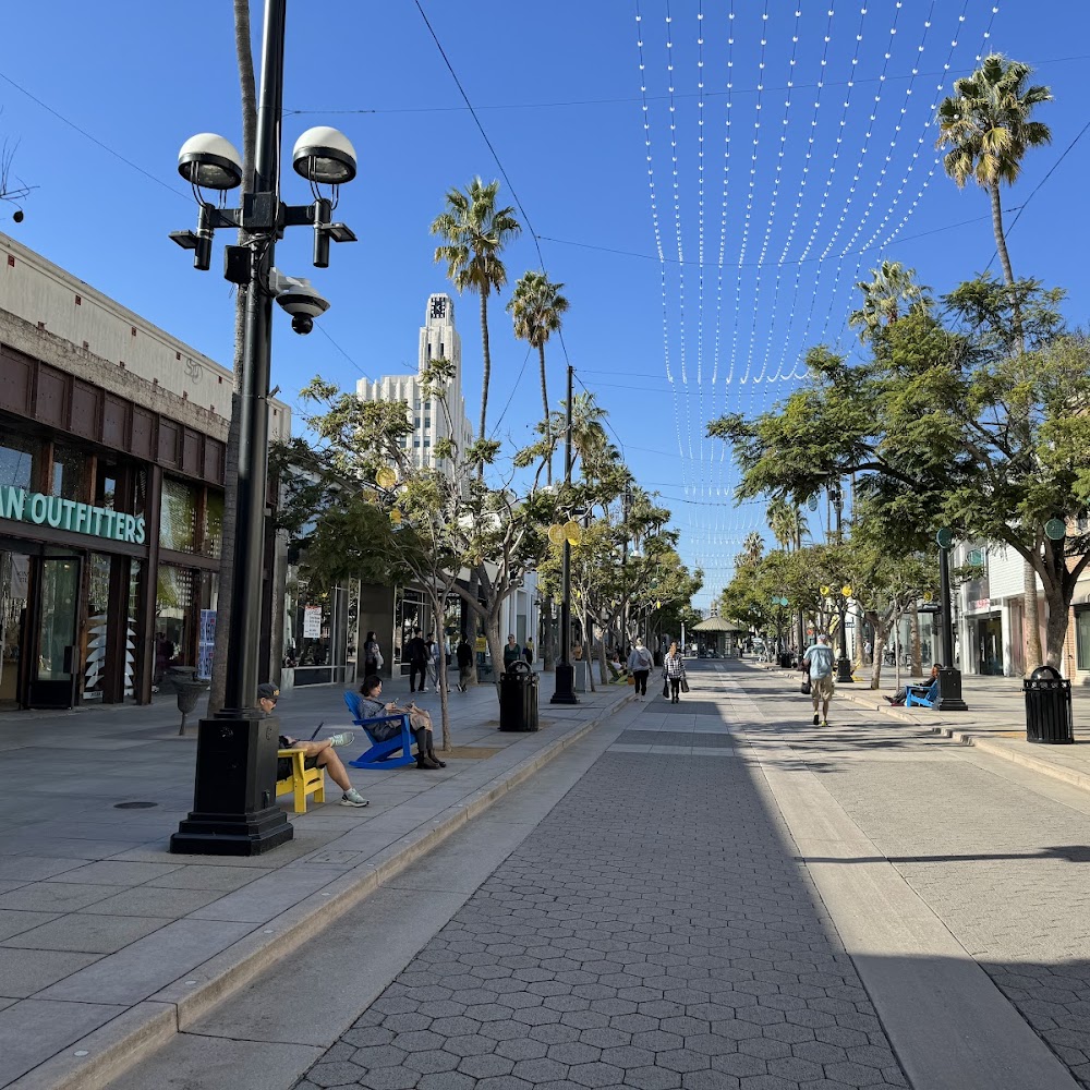 Third Street Promenade in Santa Monica — shop in Los Angeles